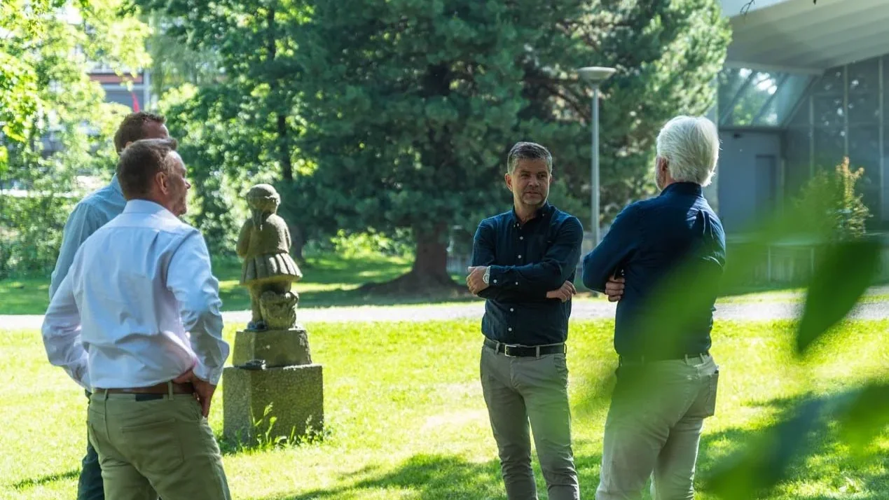 Rådgivere fra Oplandske i samtale utendørs en sommerdag